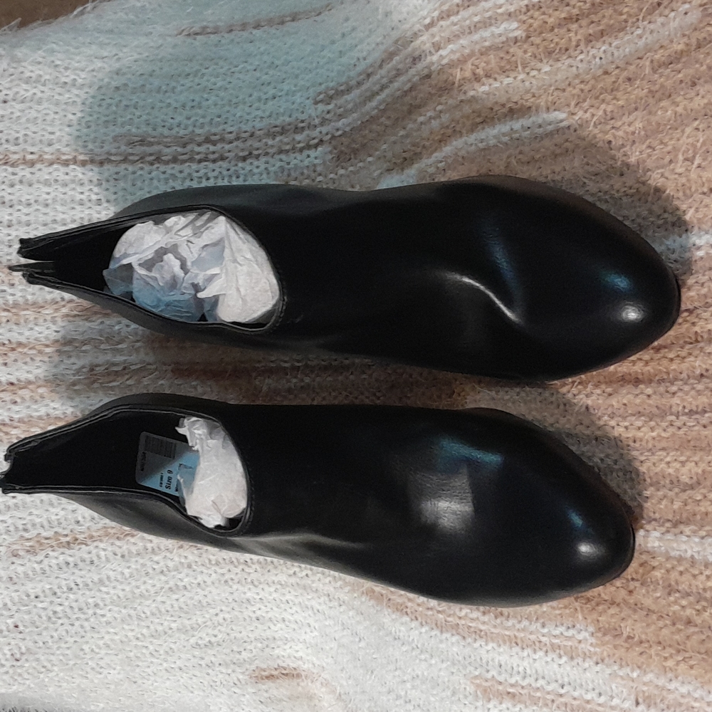 Kelly & Katie black booties SZ9M NWT